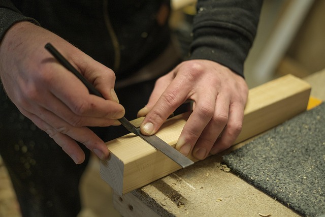 Menuisier installant un meuble en bois dans un intérieur moderne