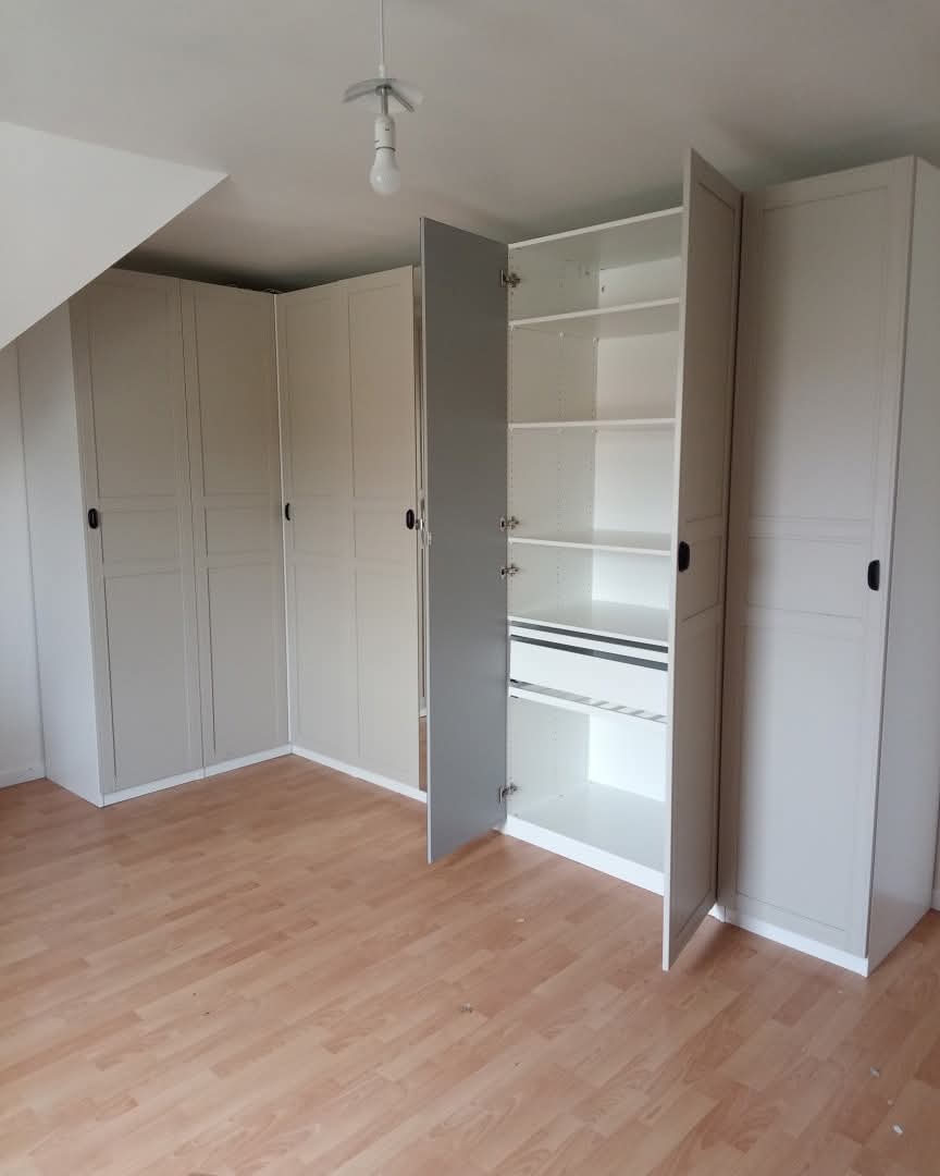 Bureau et rangements installés dans un espace professionnel