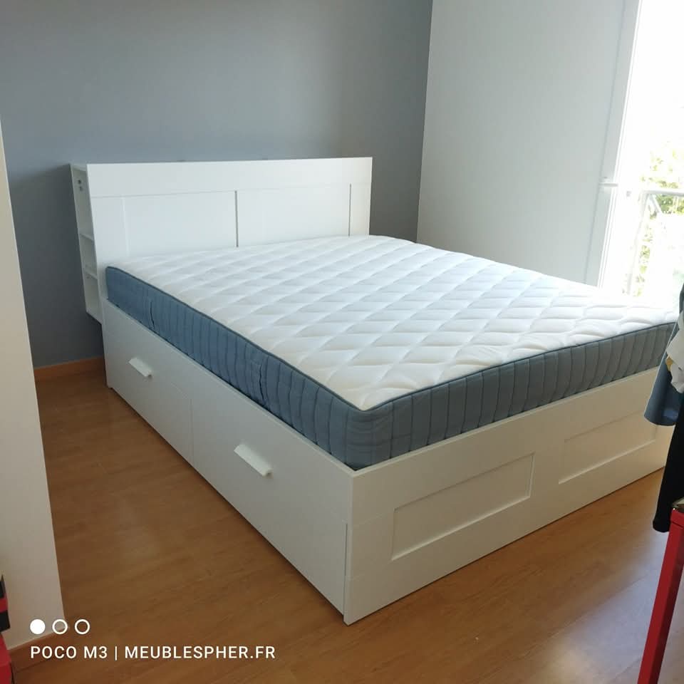 Aménagement intérieur d'un espace de vie avec rangements intégrés