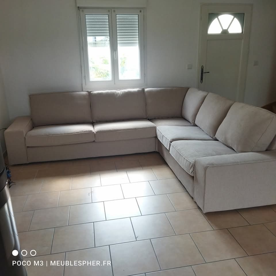 Meuble de rangement monté dans un salon lumineux